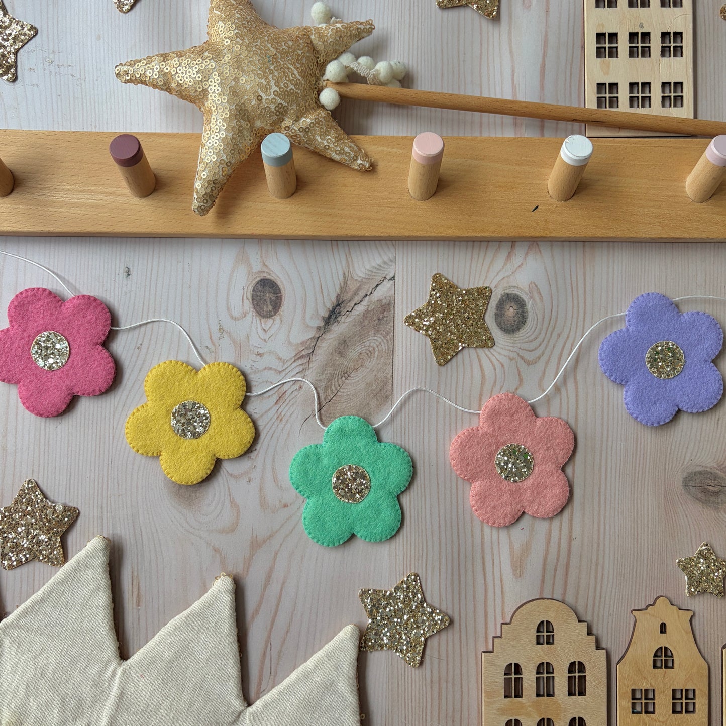 Sample Sale - Mini Daisy Garland in colours shown