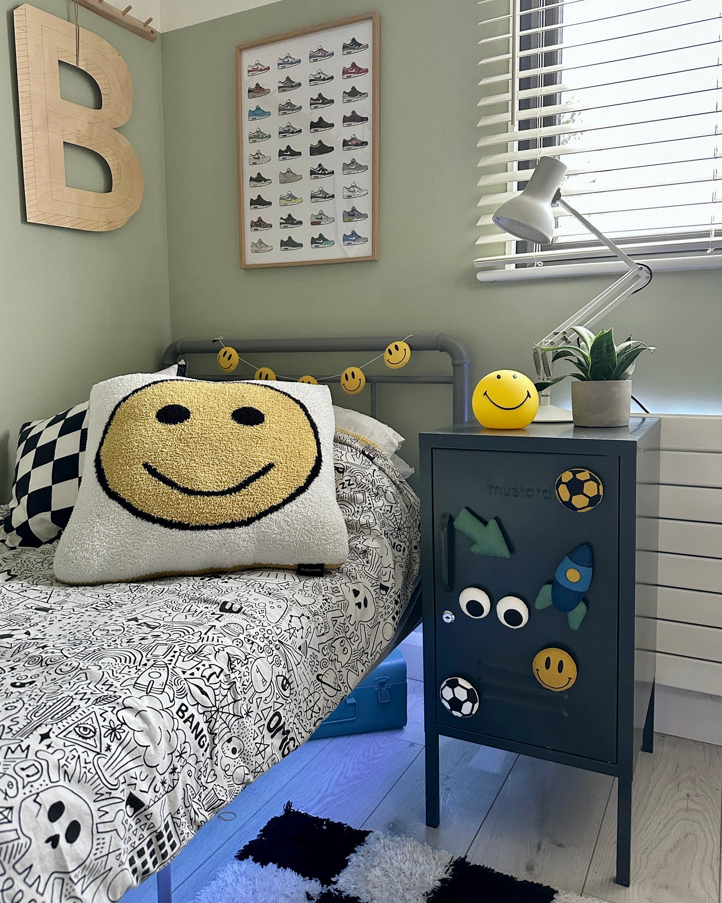 Rocket, Moon and Star Magnets (in your choice of colours)