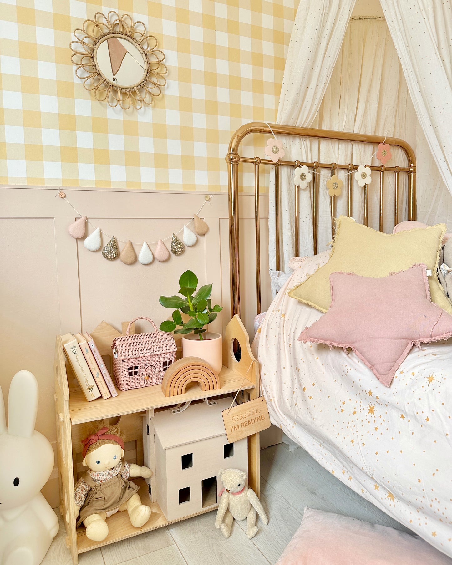 Daisy Garland - in your choice of colours.